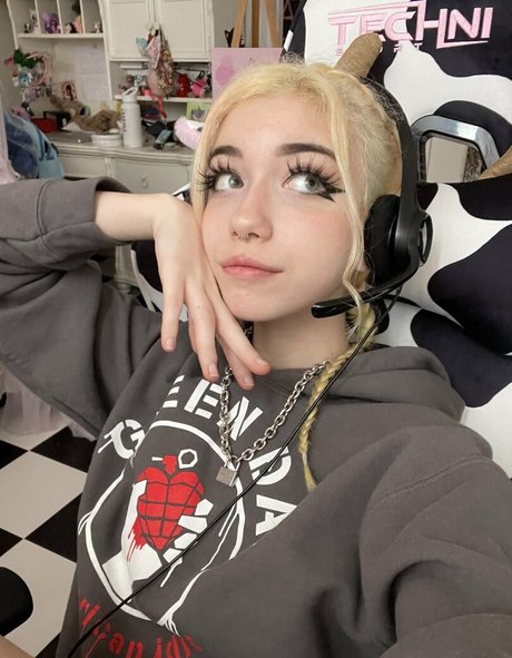 Iluvmeww pornstar art images