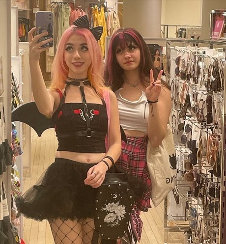 Iluvmeww pornstar naked img