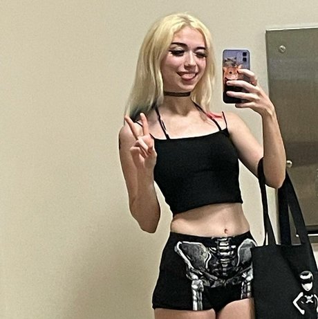 Iluvmeww pornographic star pic