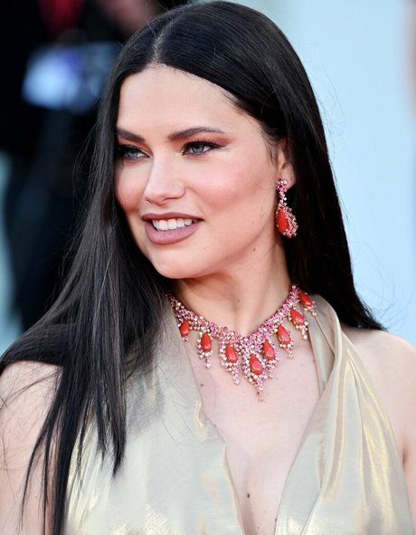 Adriana Lima beautiful model gallery