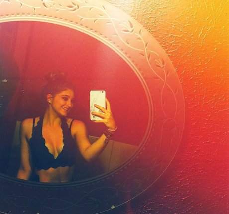 Willow Shields star high quality pic