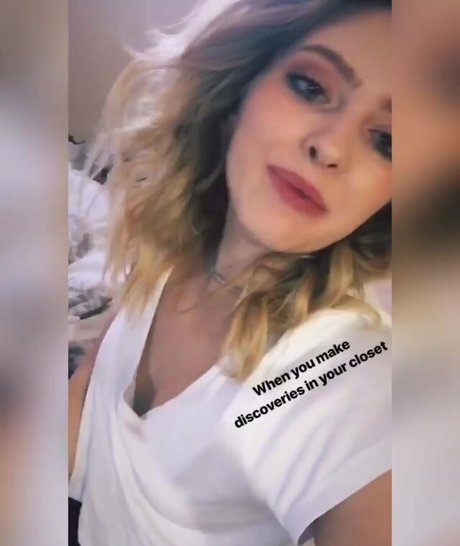 Willow Shields naked pornstar img