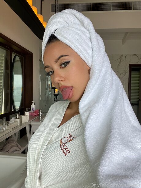 Wisnniowa nude model img