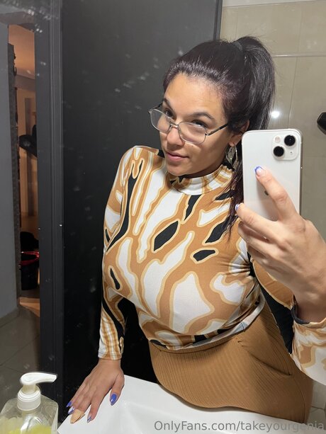 Takeyourgenia pornstar nude pic