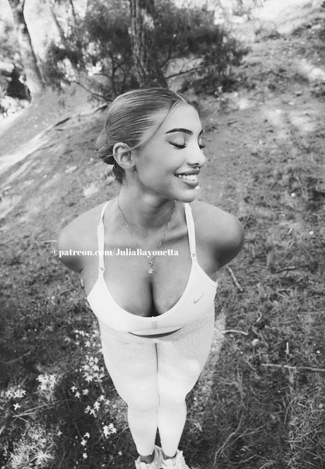 Julia Bayonetta sexy star pics