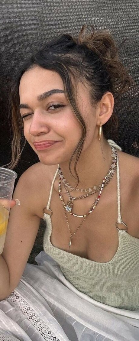 Madison Bailey hd actress gallery