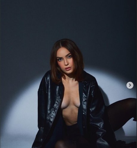 MaceiO adult actress pictures