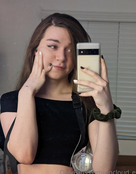 oncloud e beautiful actress img