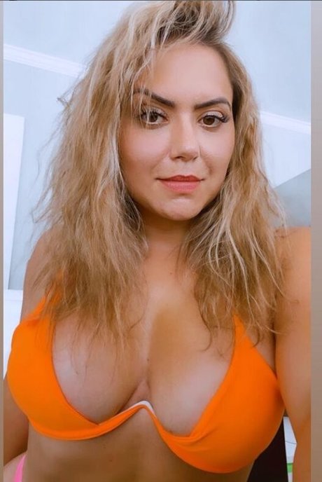 Tati Cariani nude model pictures