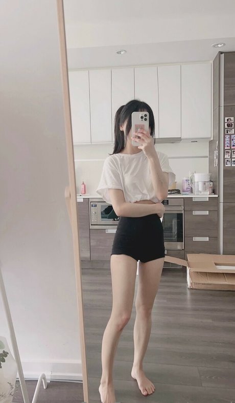 Awwni free model picture