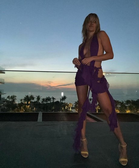 Ashley Roberts nude model photos