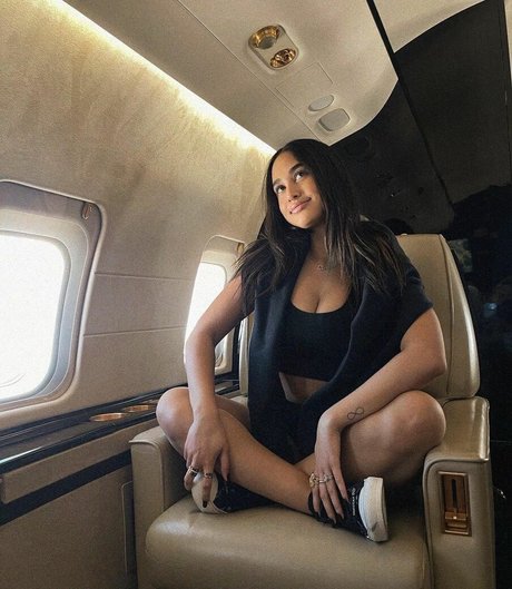 Emily Tosta Profile pic