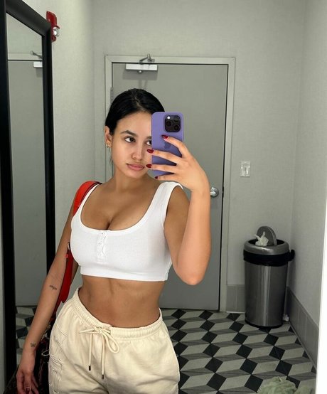 Emily Tosta free actress pics