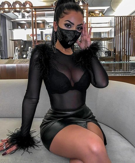 Aneeqa Farid model adult pictures