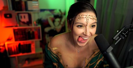 Bisscute model adult pictures