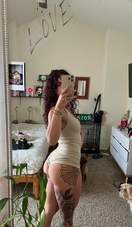 Ally R beautiful model picture