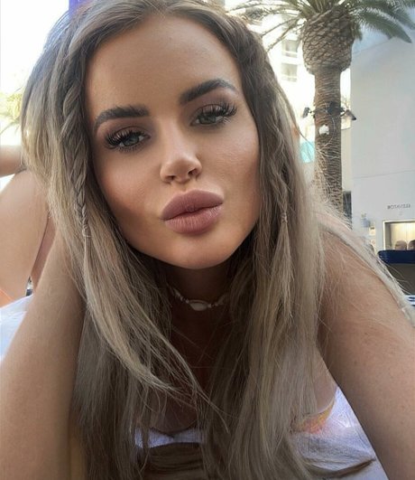 Nicole Farrell naked star img