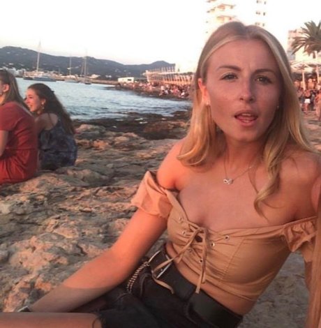 Leah Williamson naked model gallery