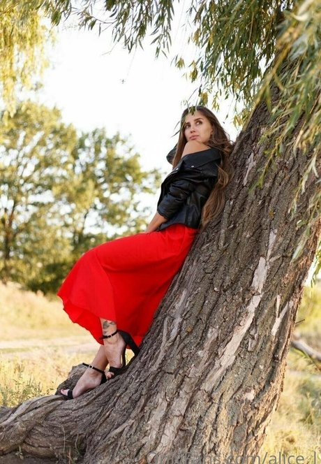 alice l nudes model img