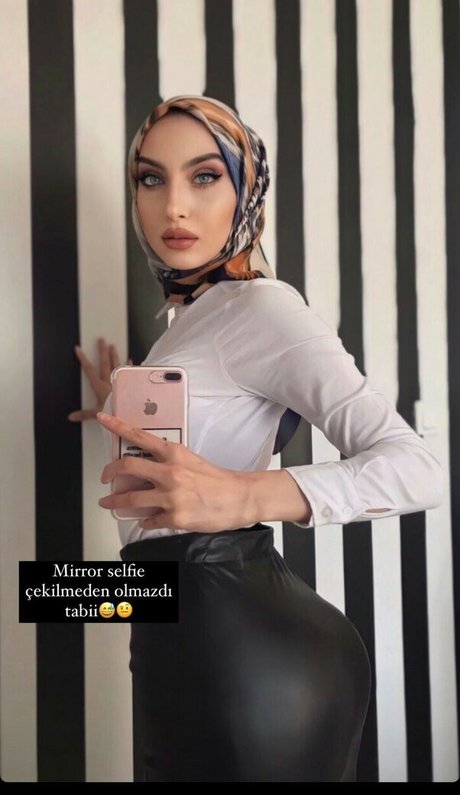 sariikubraa model nudes photos