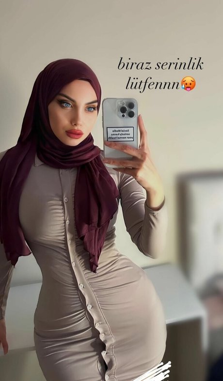 sariikubraa pornstar pic