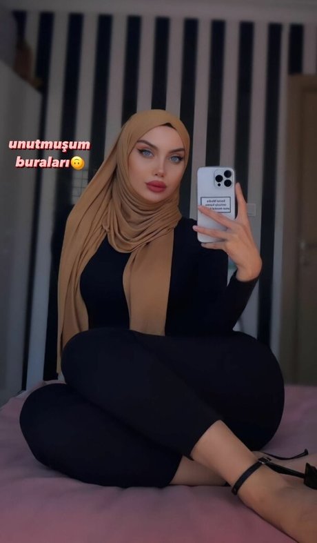 sariikubraa nude pornstar photo