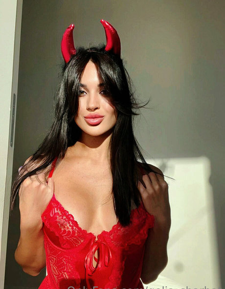 linda pretty naked actress img