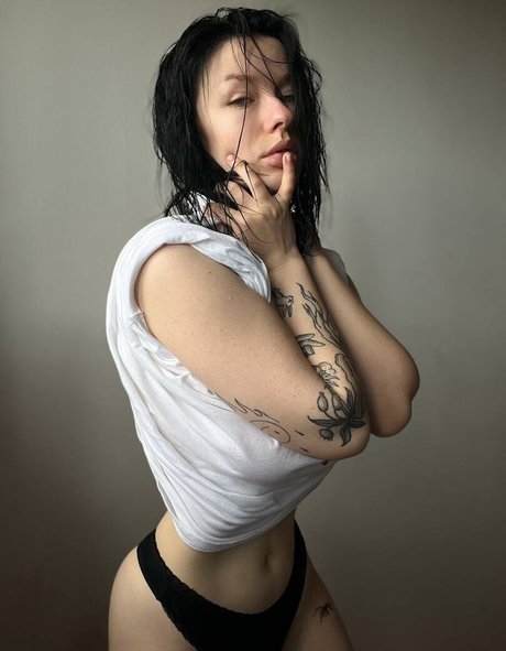 innervus naked model pictures