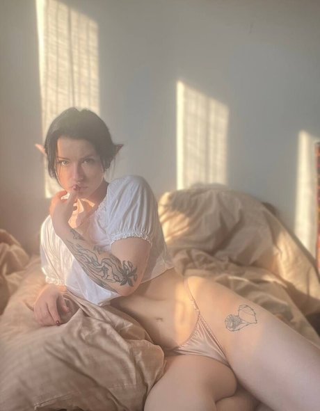 innervus model naked img