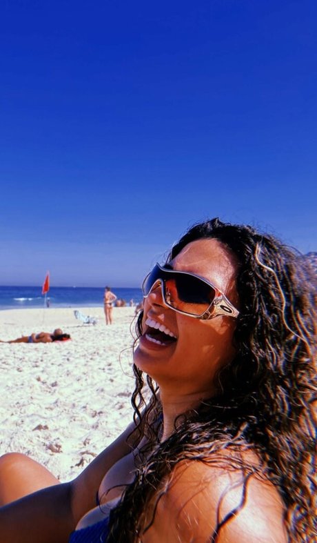 Julie Santos hot actress image