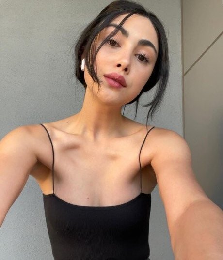 Alexa Mansour beautiful model photo