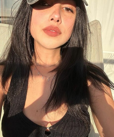 Alexa Mansour pretty actress pics