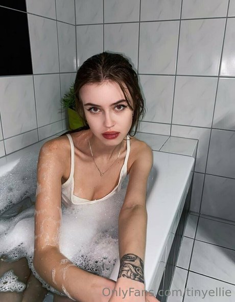 tinyellie naked model pictures