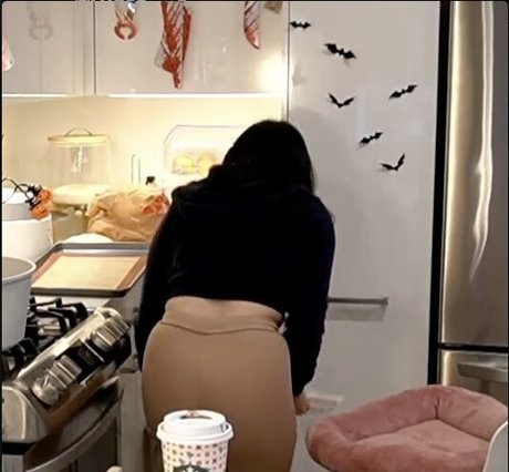 AriaSaki sexy model image