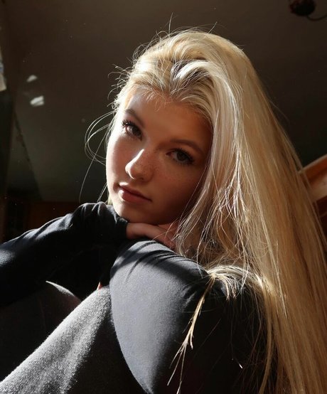 Elsuzannee model nude gallery