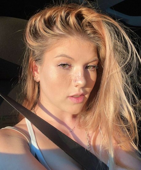 Elsuzannee star adult picture