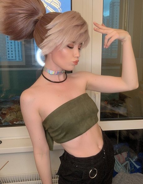 Lunaritie model sex photo