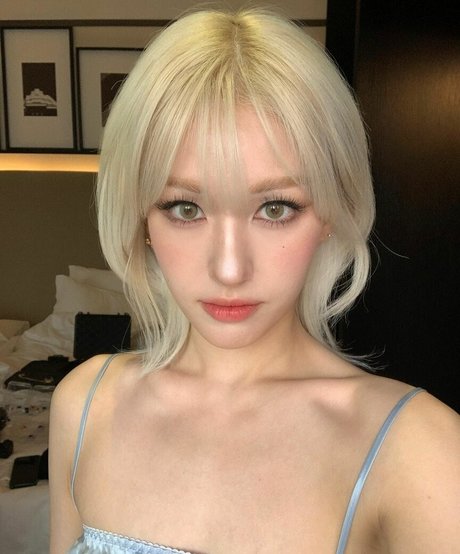 Jeon Somi model hot photo