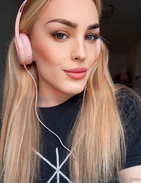 Nikki Leee pretty actress photo