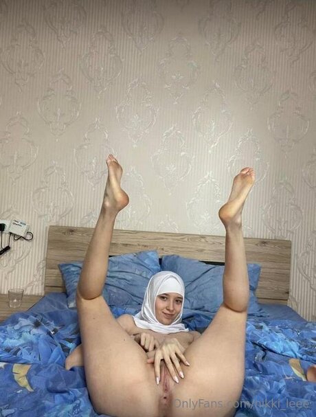 Nikki Leee adult model images