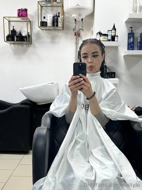 Mollylo art actress picture