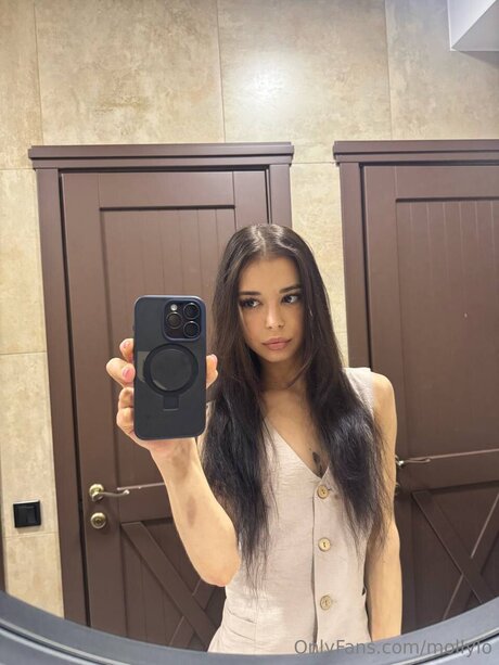 Mollylo model hd image