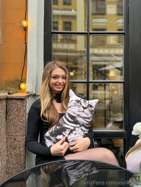 Milky Di naked pornstar pictures