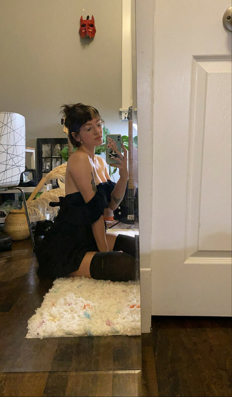 Pleasequietdown pornographic model picture