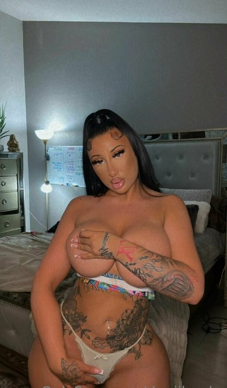 daniibanks model top img