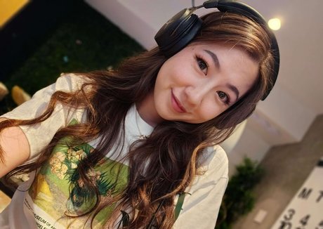 Fuslie sexy star image