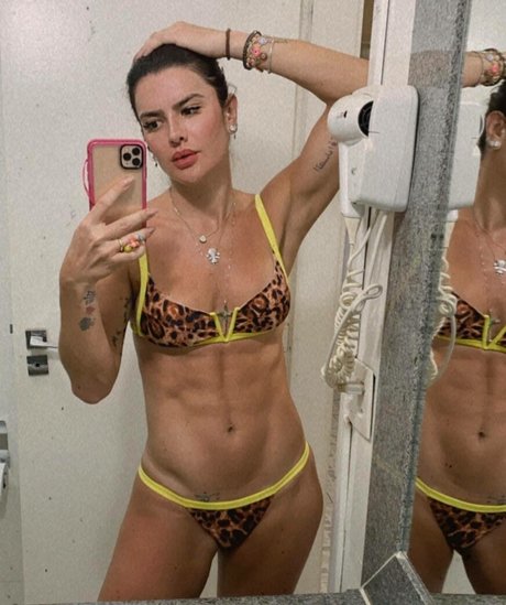 Mirella Santos pornographic model picture