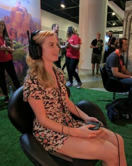 Elyse Willems Profile pic