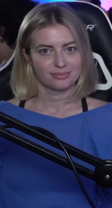Elyse Willems hot actress img