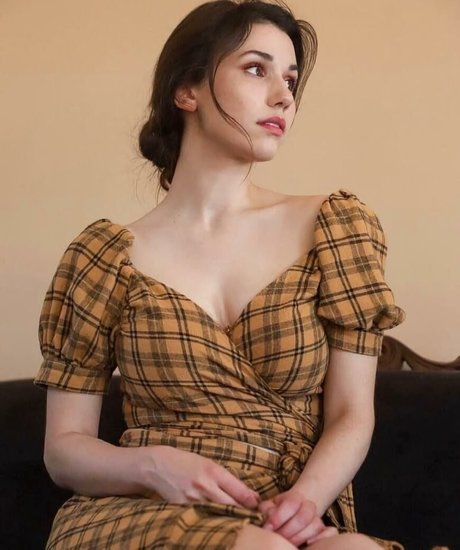 Grace Caroline Currey star perfect image